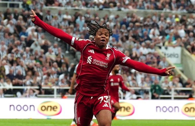 Thần đồng 'quái vật' của Liverpool nhận vinh dự lớn từ Arne Slot