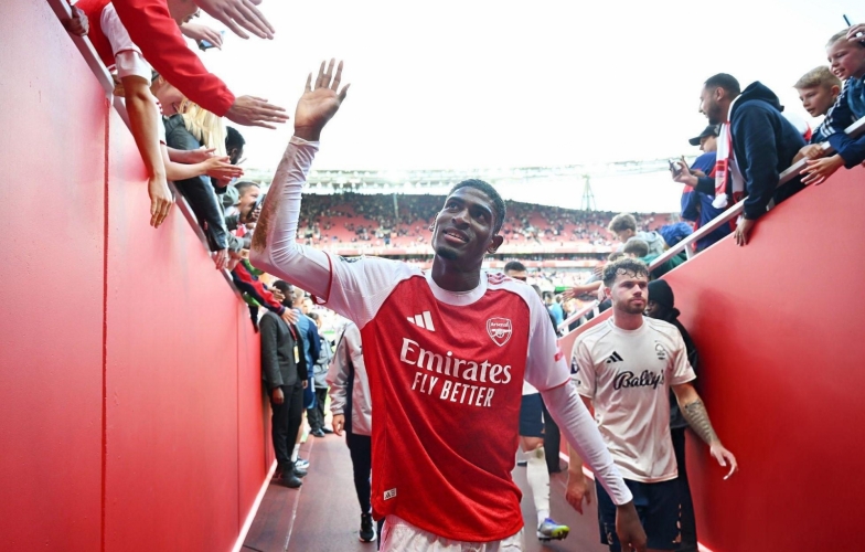 Trung vệ tân binh thi đấu tuyệt hay, Arsenal vơi nỗi nhớ Saliba