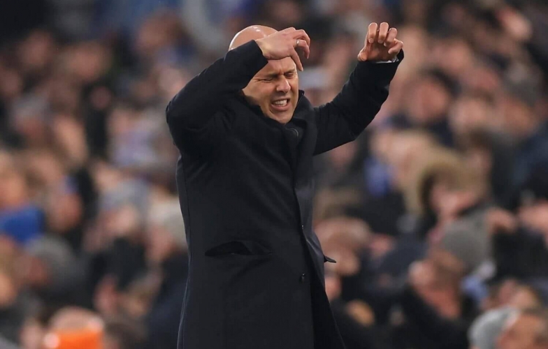 Arne Slot phàn nàn về VAR, trọng tài Anh lập tức phản pháo