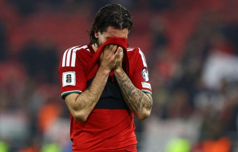 Ngôi sao Liverpool nghẹn ngào gửi lời xin lỗi sau khi để mất vé World Cup