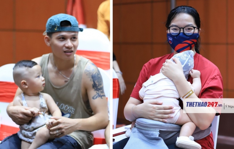 Những khán giả đặc biệt tại NTĐ Tây Hồ: Con gái 6 tháng tuổi đến cổ vũ bố
