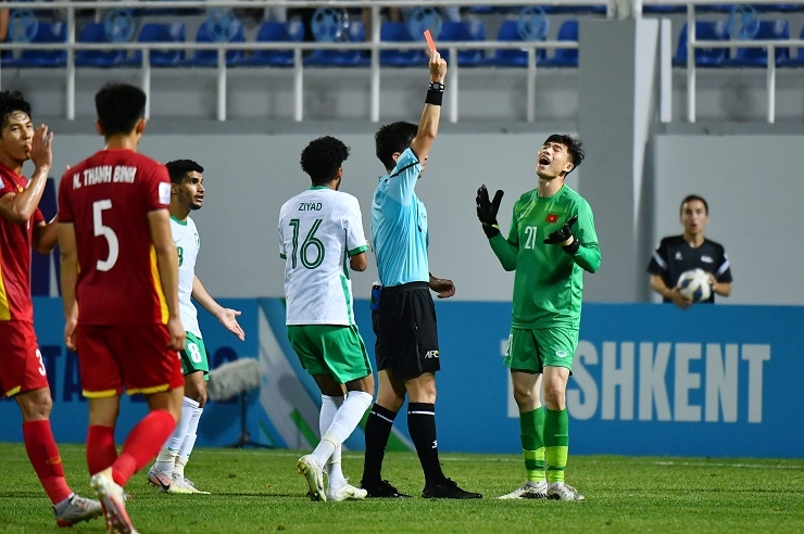 Thủ môn U23 Việt Nam hé lộ bất ngờ về tấm thẻ đỏ ở giải châu Á