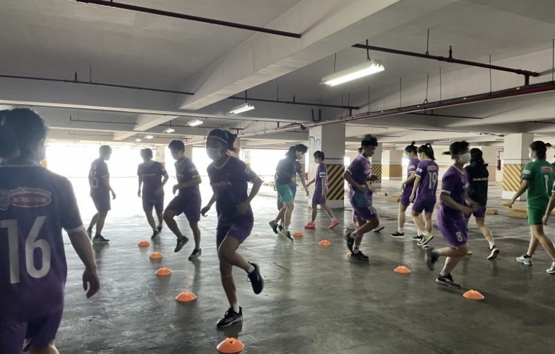 Gặp sự cố 'từ trên trời rơi xuống', ĐT nữ Việt Nam phải tập ở bãi gửi xe