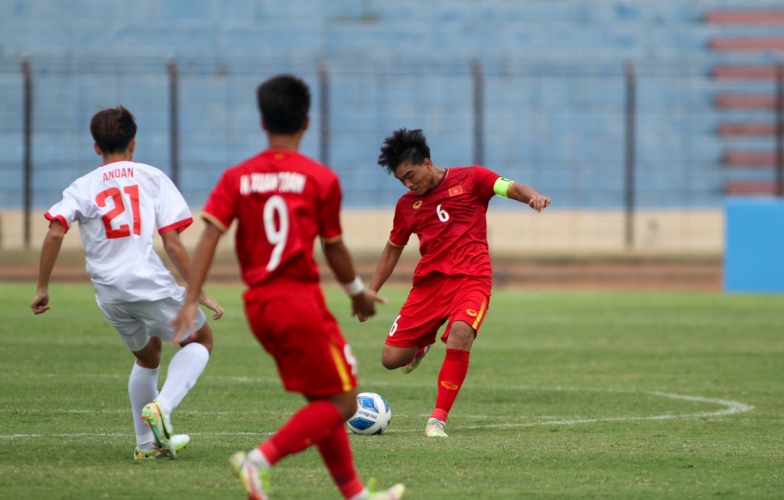 HLV U16 Việt Nam vẫn 'sấy tóc' học trò dù đại thắng Philippines