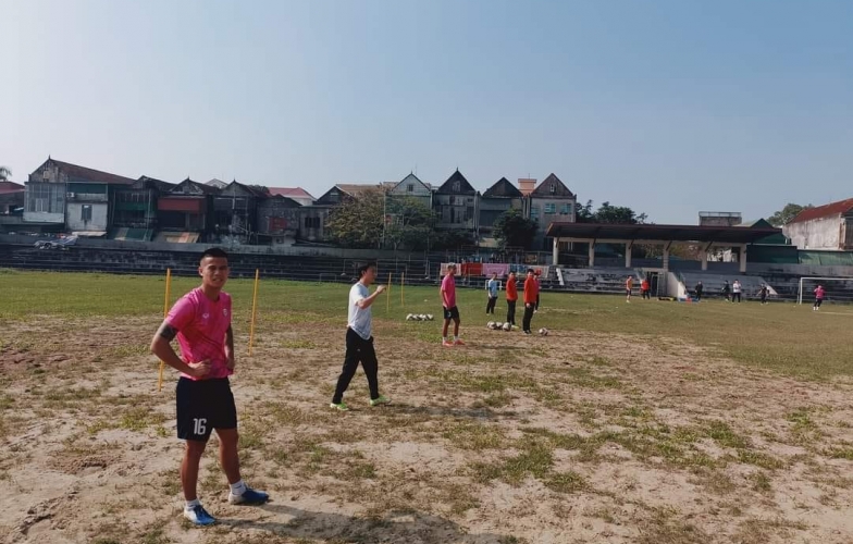 Trước cuộc đối đầu HAGL, đội bóng V-League phải tập trên 'sân ruộng'