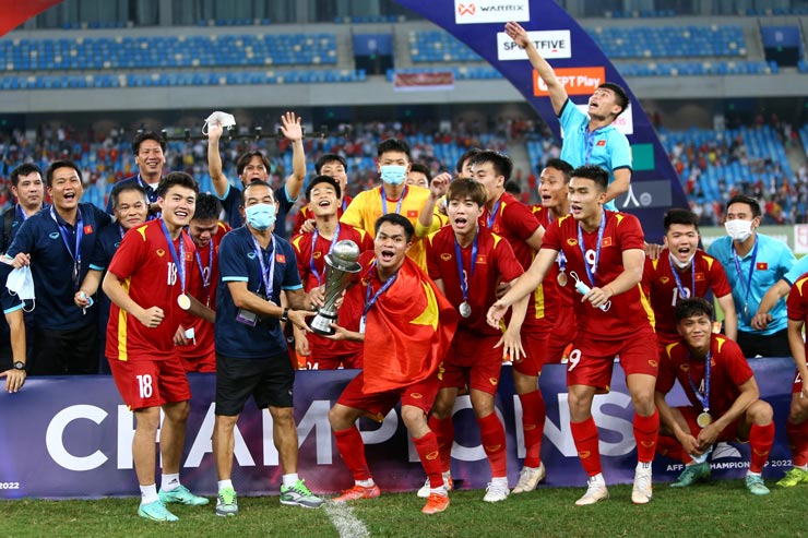 Vừa tái xuất, người hùng U23 Việt Nam lập tức chạm mặt HAGL