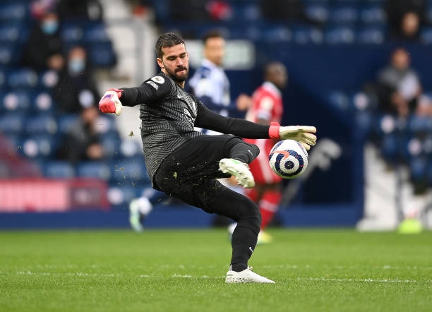 Ghi bàn cứu Liverpool, Alisson được thưởng lớn