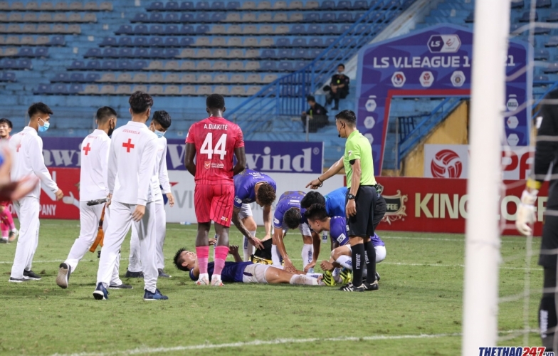 Duy Mạnh bất ngờ gặp chấn thương