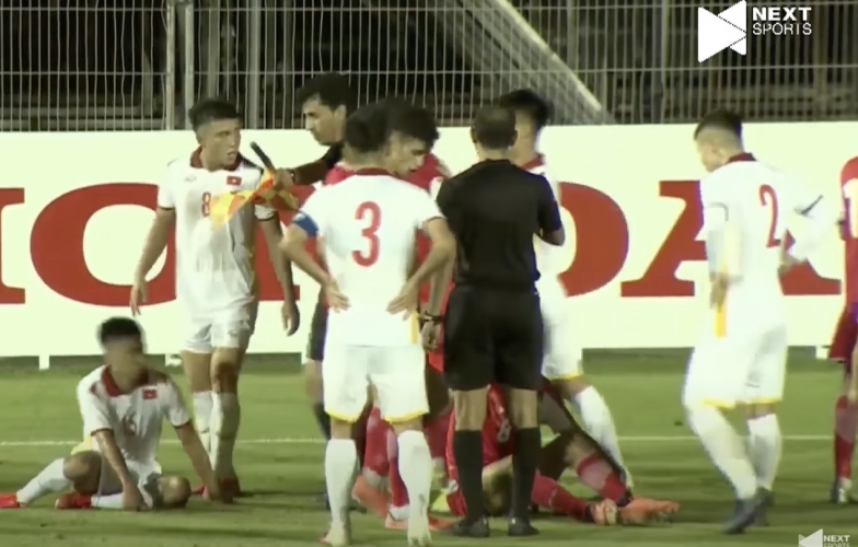 VIDEO: Gây hấn với U22 Việt Nam, cầu thủ Tajikistan nhận cái kết đắng