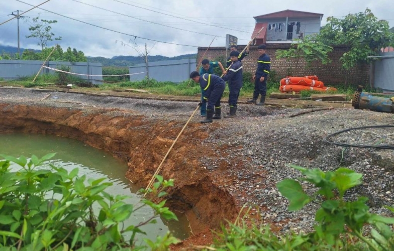 Bắc Kạn: Vẫn chưa tìm thấy nạn nhân rơi xuống 'hố tử thần' giữa quốc lộ