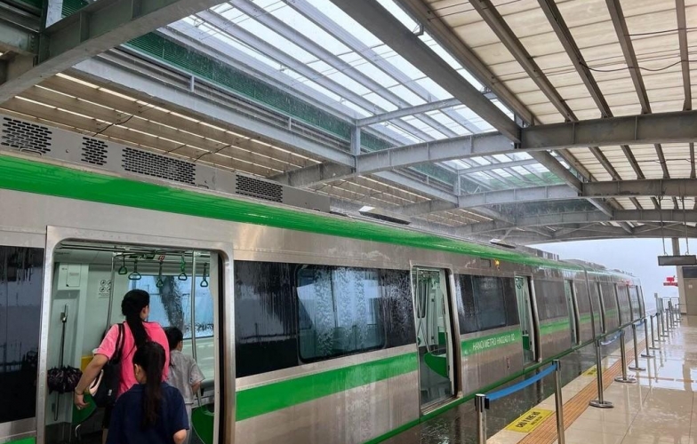 Tuyến metro Cát Linh - Hà Đông liên tục xảy ra sự cố: Mái nhà ga hư hỏng, nước chảy trong toa tàu