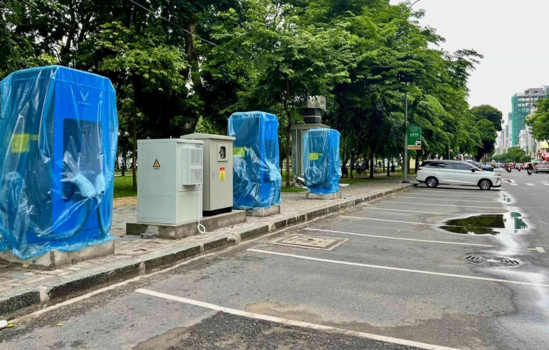 Hạ tầng sạc ô tô điện mở rộng với trụ sạc siêu nhanh đặt trên vỉa hè