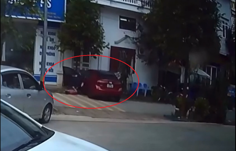 Chỉ vì quên thao tác này, chiếc xe mất kiểm soát ngay khi tài xế rời khỏi ghế lái