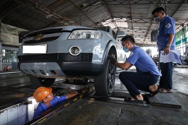 Lắp thêm đèn soi biển số phía trước ô tô: Tưởng đẹp, hóa ra vi phạm