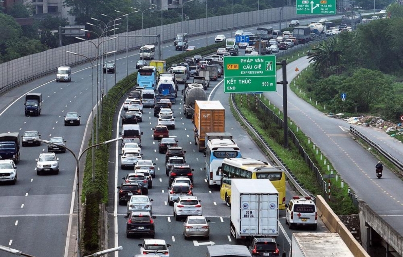 Thí điểm cấm xe tải, xe khách đi vào làn tốc độ cao nhất trên cao tốc
