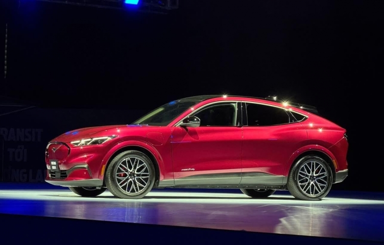 Xe điện Ford Mustang Mach-E ra mắt Việt Nam, giá đặc biệt 2,499 tỷ đồng cho 300 khách hàng đầu tiên