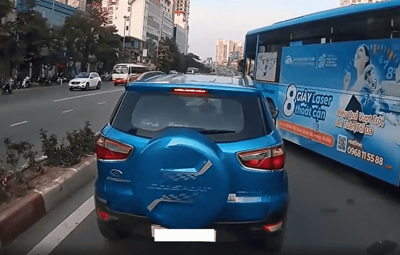 Xe buýt chuyển làn ẩu, tạt đầu ô tô con, suýt gây tai nạn liên hoàn