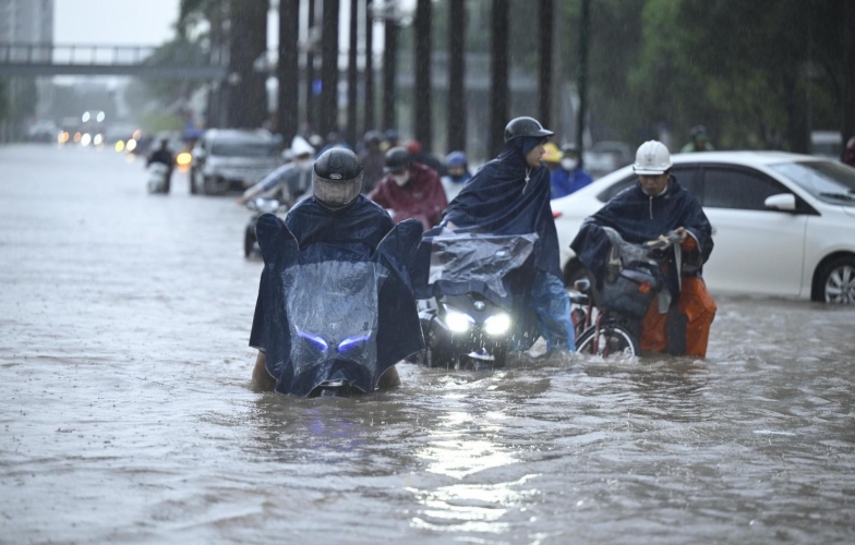 Liều lĩnh lái xe máy qua vùng ngập nước: Lợi bất cập hại, coi chừng tốn cả triệu đồng sửa xe