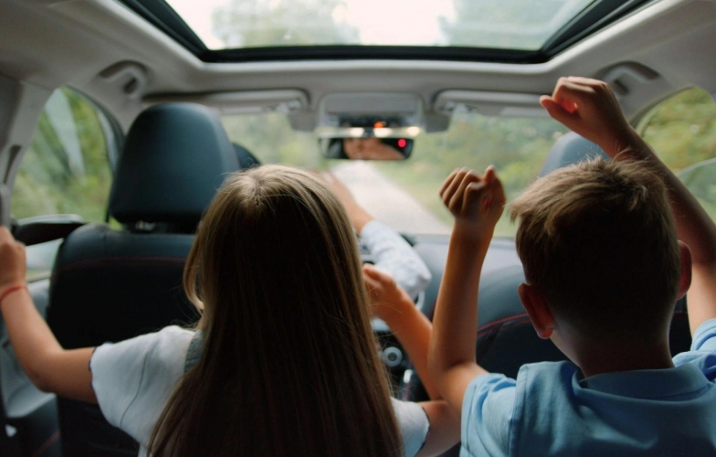 Từ 1/1/2026, trẻ dưới 10 tuổi và cao dưới 1,35m không được ngồi ghế trước ô tô