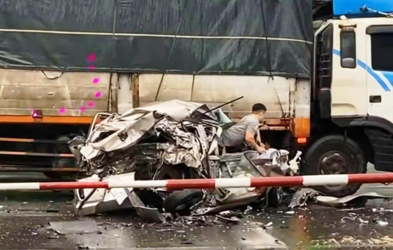 Vụ tai nạn liên hoàn trên quốc lộ 1A: Hết hồn cảnh tài xế chui ra từ chiếc ô tô bẹp rúm