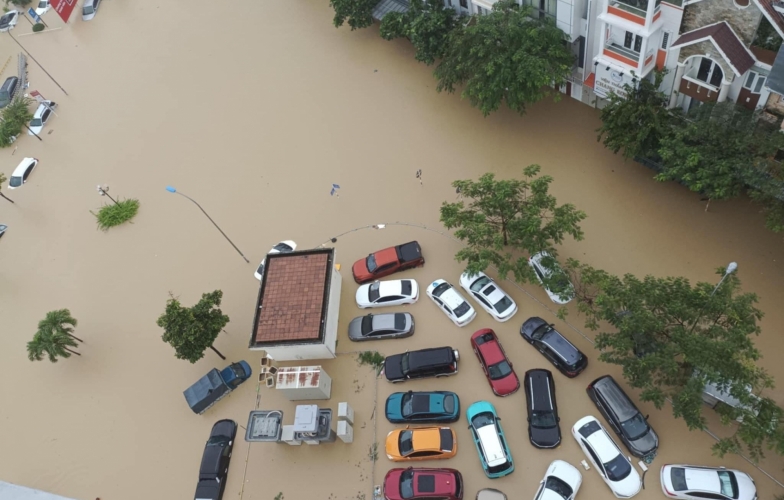 Mưa lớn nhấn chìm nhiều khu vực ở Nha Trang, hàng trăm ô tô ngập trong nước lũ