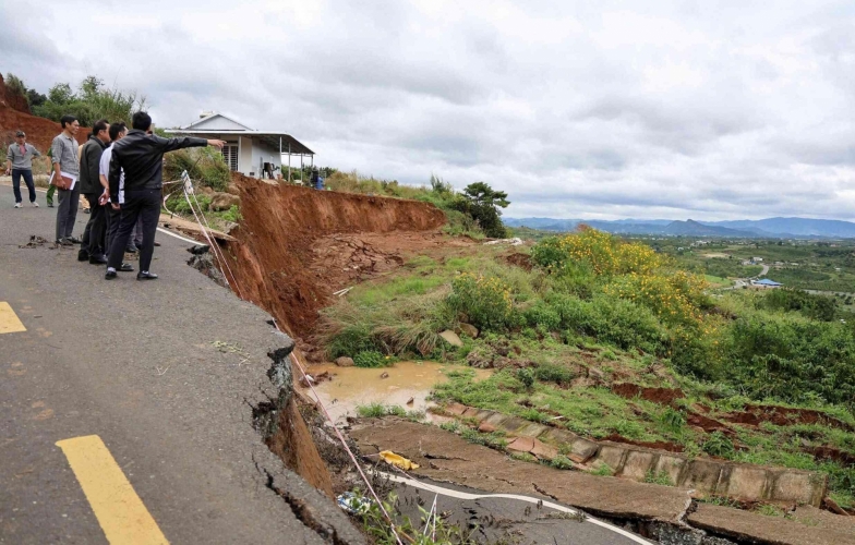 Mưa lũ gây sạt lở nghiêm trọng ở Tây Nguyên - Nam Trung Bộ, nhiều tuyến đường bị chia cắt