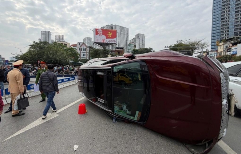Ô tô lật nghiêng sau va chạm liên hoàn ở Ngã tư Sở, tài xế có biểu hiện bất thường