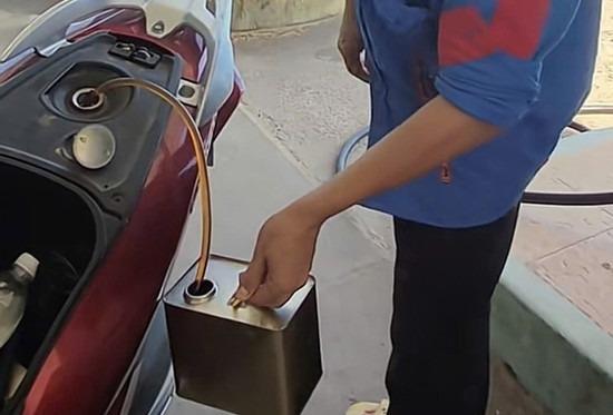 Nhân viên cây xăng rút lại xăng vì không nhận chuyển khoản, khách phải dắt xe máy rời đi