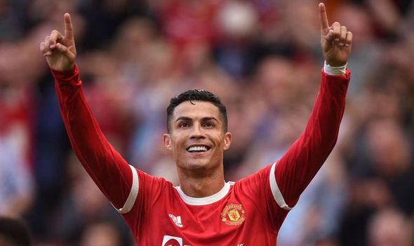 Ronaldo thể hiện đẳng cấp, vượt mặt Messi trong đội hình xuất sắc nhất 2021