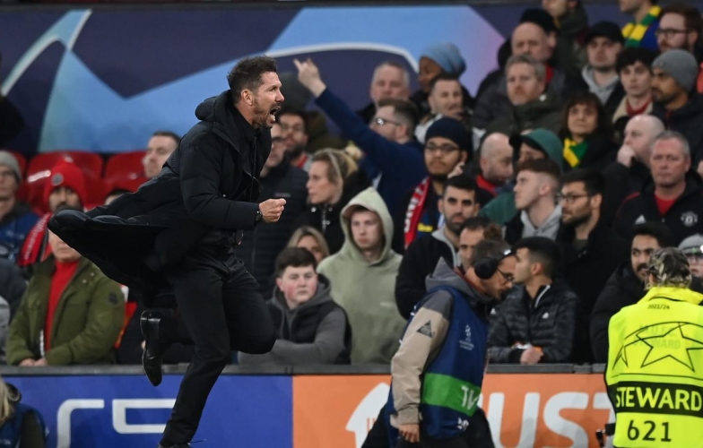 Video: Simeone nhận 'mưa' vật thể lạ, chạy vội vào đường hầm Old Trafford