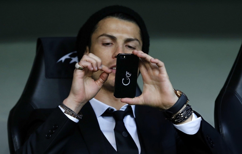 Ronaldo tặng Iphone đời mới cho các đồng đội Real