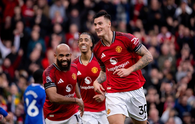 Tiền đạo cao 1m95 báo tin không thể vui hơn tới MU