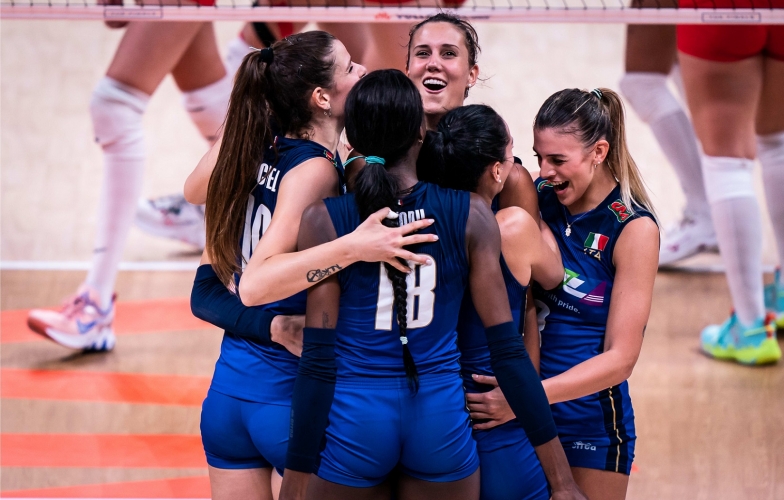 Vượt qua áp lực khán giả, tuyển nữ Ý hẹn gặp Brazil ở chung kết VNL 2022