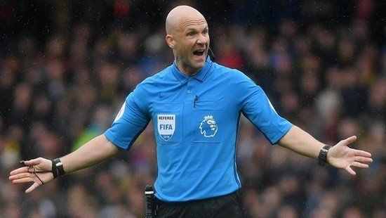 Trọng tài VAR gây tranh cãi “nảy lửa” trong trận quyết định chức vô địch NHA