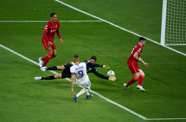 Tại sao bàn thắng của Benzema không được công nhận?