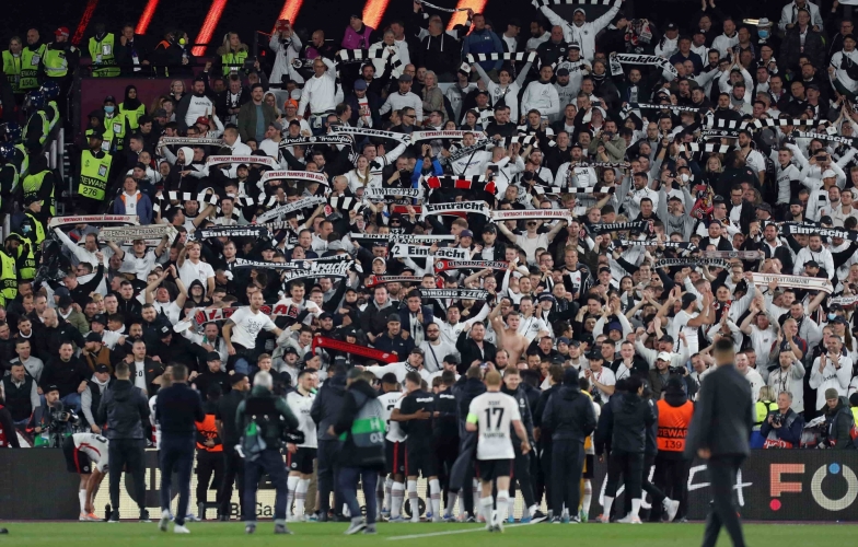 West Ham thất bại thiếu may mắn trước Frankfurt