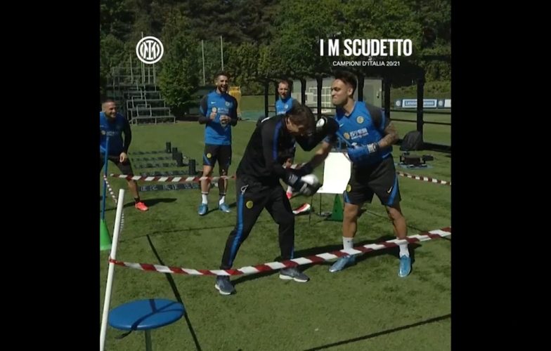 Lukaku cầm trịch, 'Đàn em Messi' và HLV Conte giải quyết ân oán bằng quyền Anh