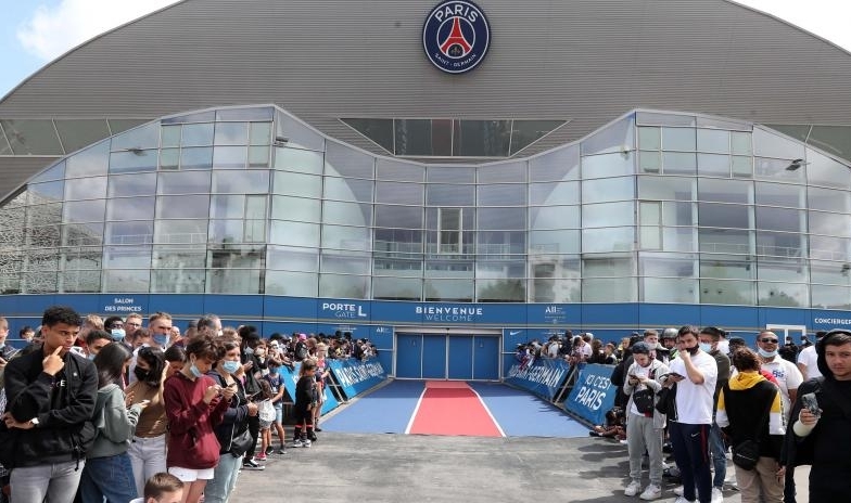 Messi khiến sân nhà PSG náo loạn, hàng nghìn CĐV vây kín