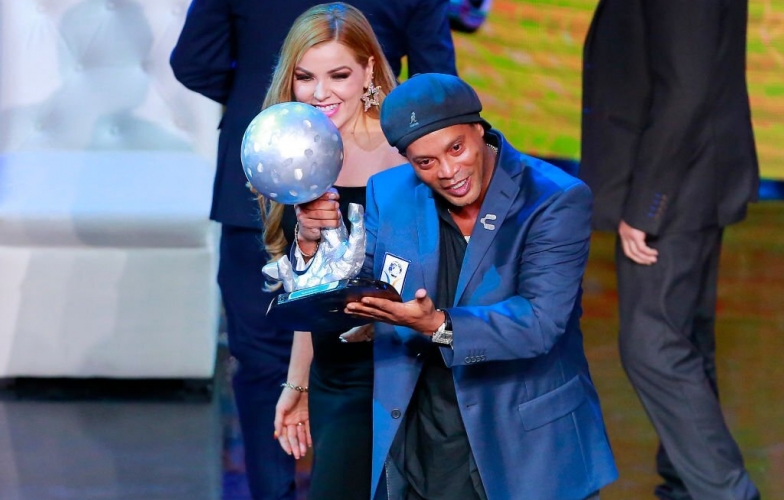 Sánh vai Pele và Maradona, Ronaldinho được vinh danh với 'giải thưởng vĩ đại'