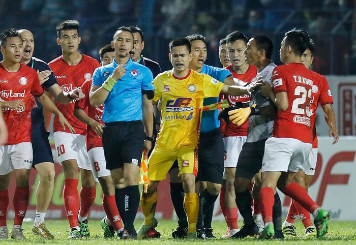 VFF phạt nặng cầu thủ TP HCM gây thương tích cho trọng tài
