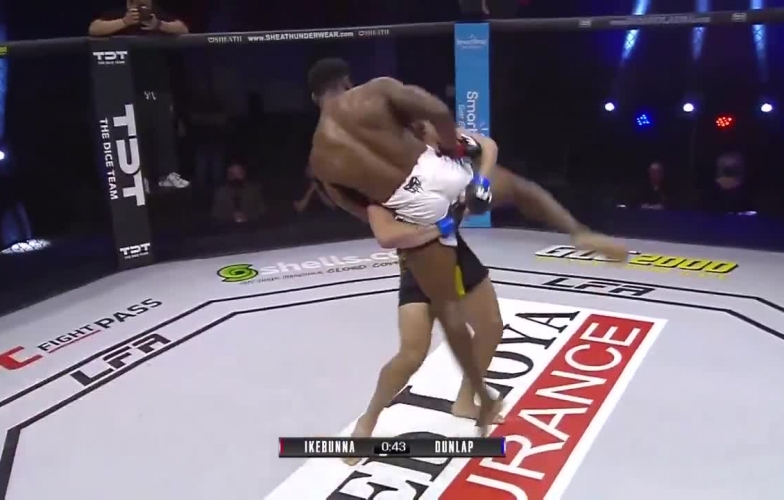 Võ sĩ nhấc bổng đối thủ, được đề cử 'pha knock-out của năm'