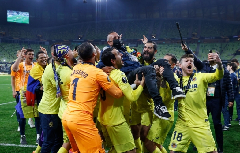 Villarreal ăn mừng cuồng nhiệt khi đoạt Cúp C2 trước mũi MU