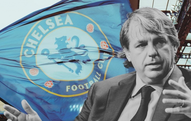 Jamie Carragher tố chủ tịch Chelsea là kẻ không biết gì về bóng đá