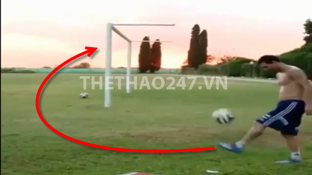 Video bóng đá: Messi ghi bàn 'siêu độc' từ phía sau khung thành