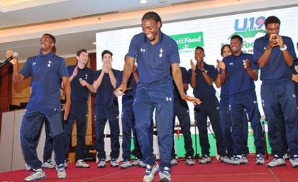 Video: Hài hước màn múa của U19 tại Gala Cúp Tứ hùng 2014