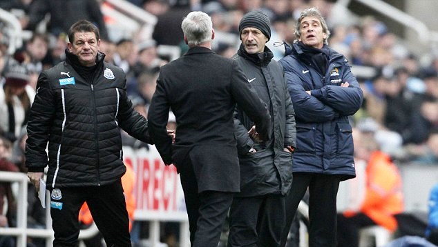 HLV Newcastle: Hết doạ tát Mourinho lại chửi Pellegrini
