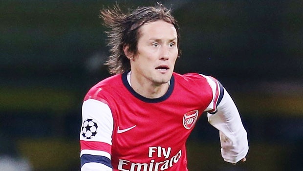 Rosicky và các cầu thủ từng đeo mặt nạ thi đấu
