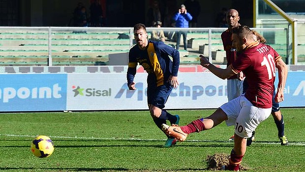 Totti ghi bàn, Roma thu hẹp khoảng cách với Juve