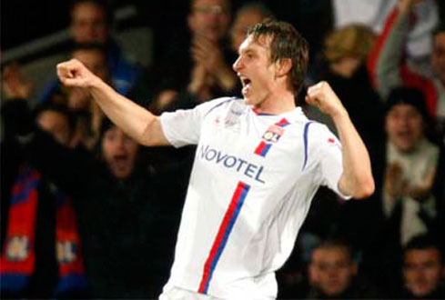 Arsenal chiêu mộ tiền vệ Kim Kallstrom