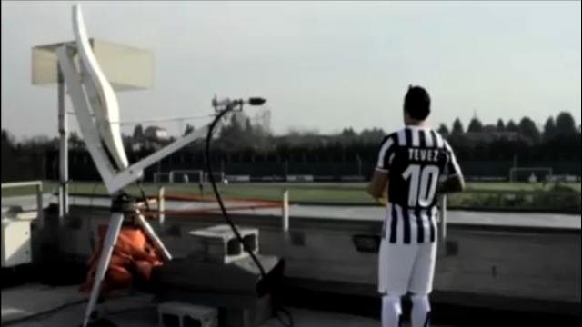 Video bóng đá: Tevez thể hiện kỹ năng sút bóng siêu chuẩn